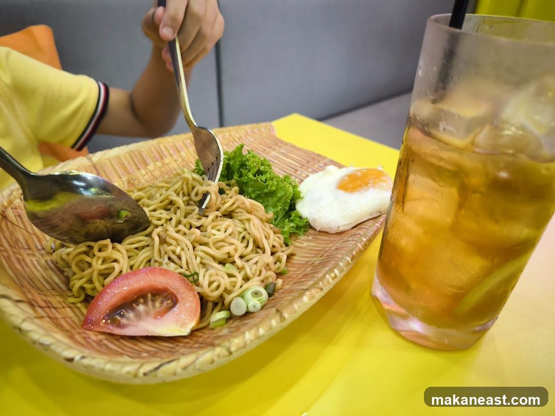 Noodles with Egg and Drink