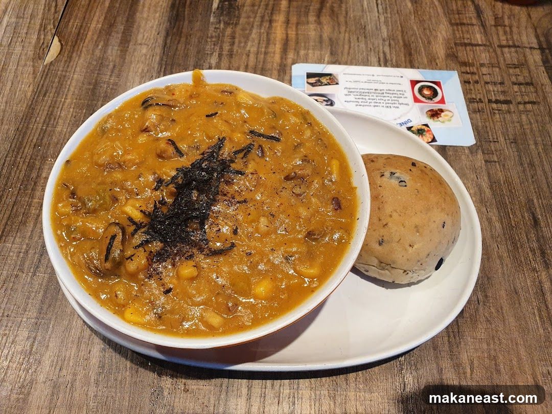 Curry Stew with Bread Roll