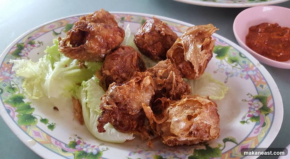 Fried Rolls with Lettuce and Chili Sauce