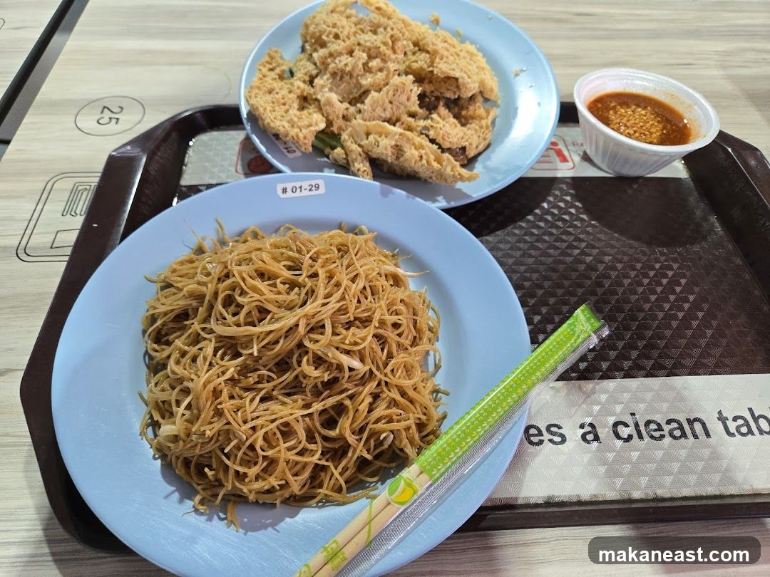 Fried Noodles and Crispy Dish with Sauce