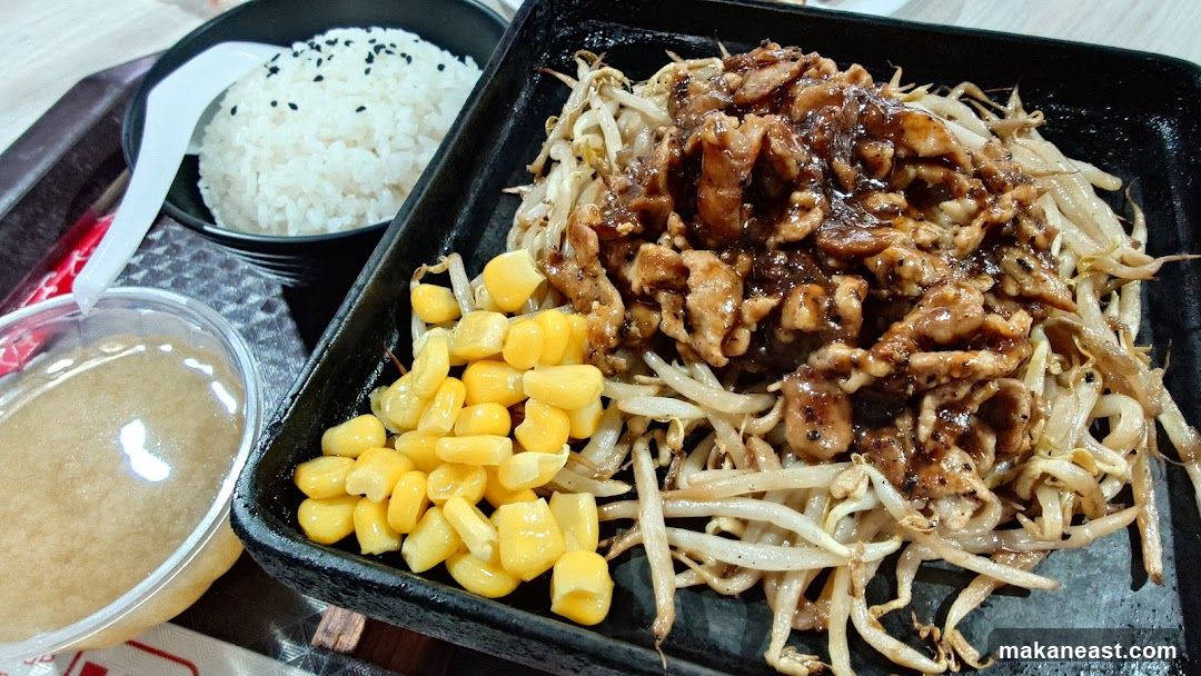 Sizzling Pork with Bean Sprouts and Corn