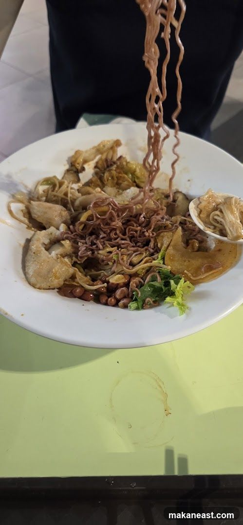 Noodles with toppings