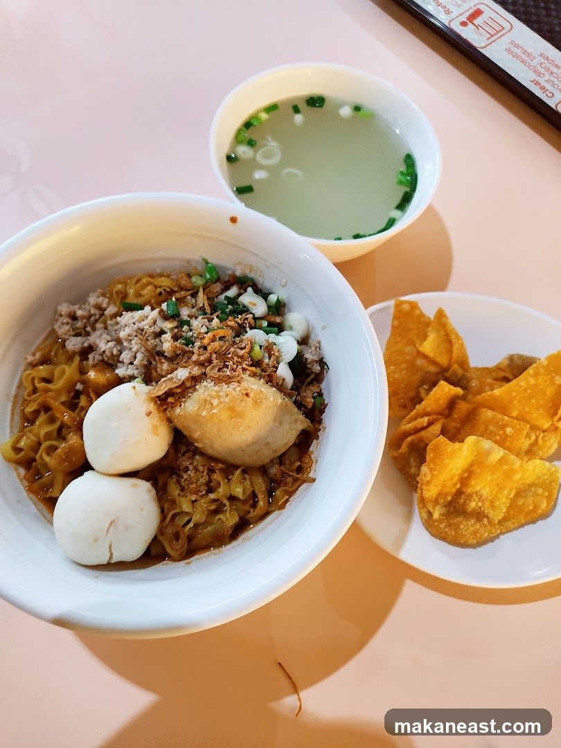 Noodles with Soup and Fried Wontons