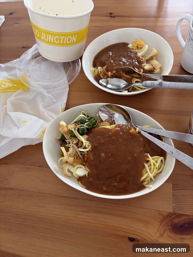 WARONG PAK SAPARI MEE REBUS. MEE SOTO