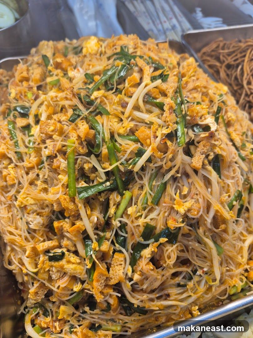Stir-fried noodles with vegetables and egg