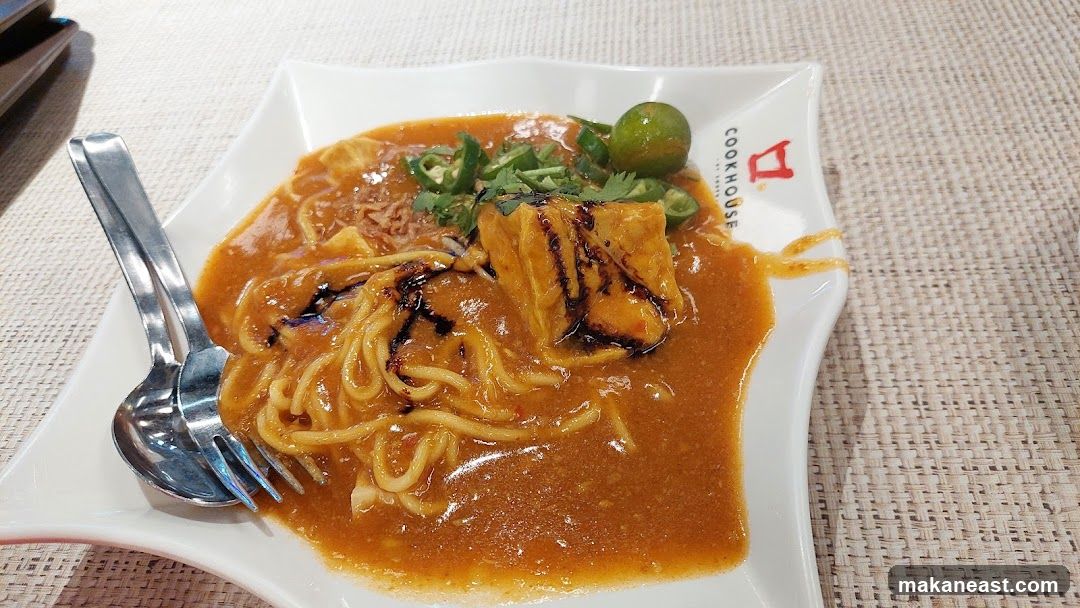 Noodle Dish with Tofu and Sauce