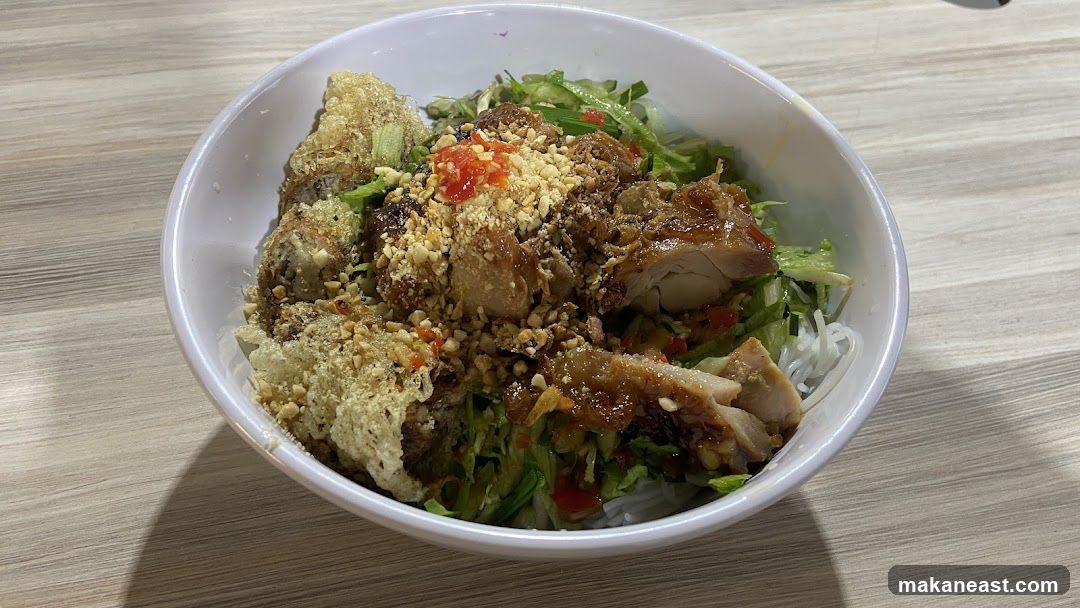 Bowl of noodles with chicken and vegetables