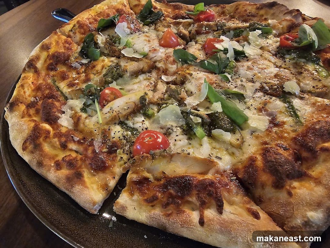 Pizza with chicken and vegetables