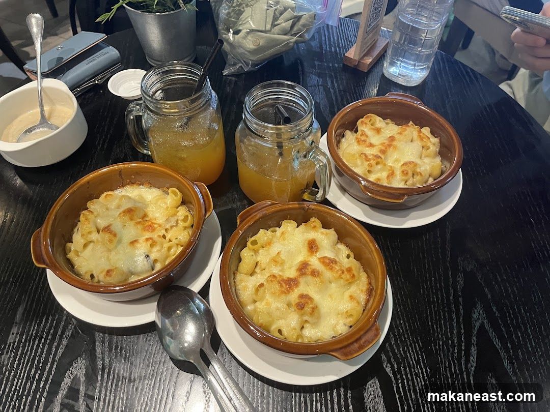 Macaroni and Cheese with Drinks