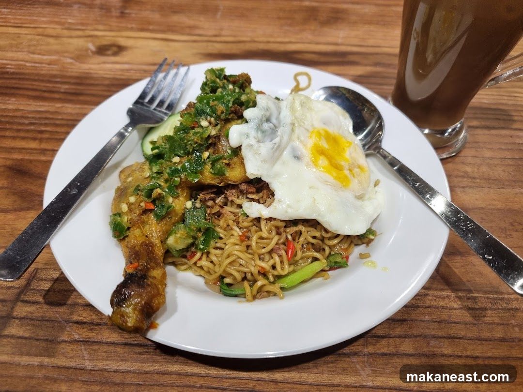 Fried Noodles with Chicken and Egg