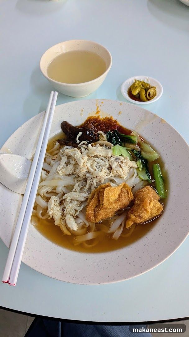 Noodle Soup with Shredded Chicken and Fried Wontons