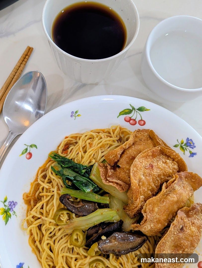 Noodles with Fried Wontons and Vegetables
