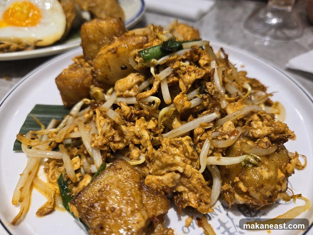 Stir-fried dish with radish cake and bean sprouts