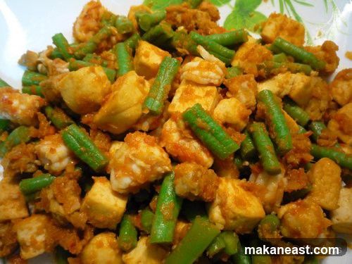 Stir-fried dish with tofu, shrimp, and green beans