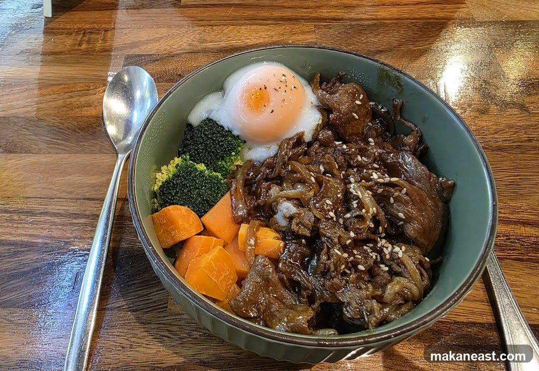 Beef Bowl with Egg and Vegetables