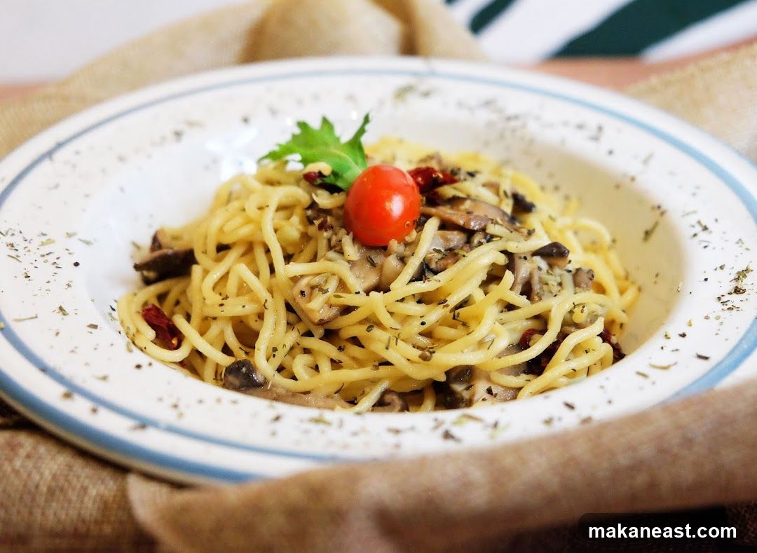 Spaghetti with Mushrooms and Cherry Tomato
