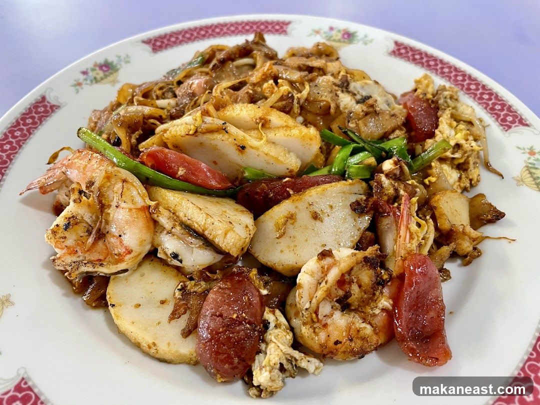 Stir-fried Noodles with Seafood and Sausage