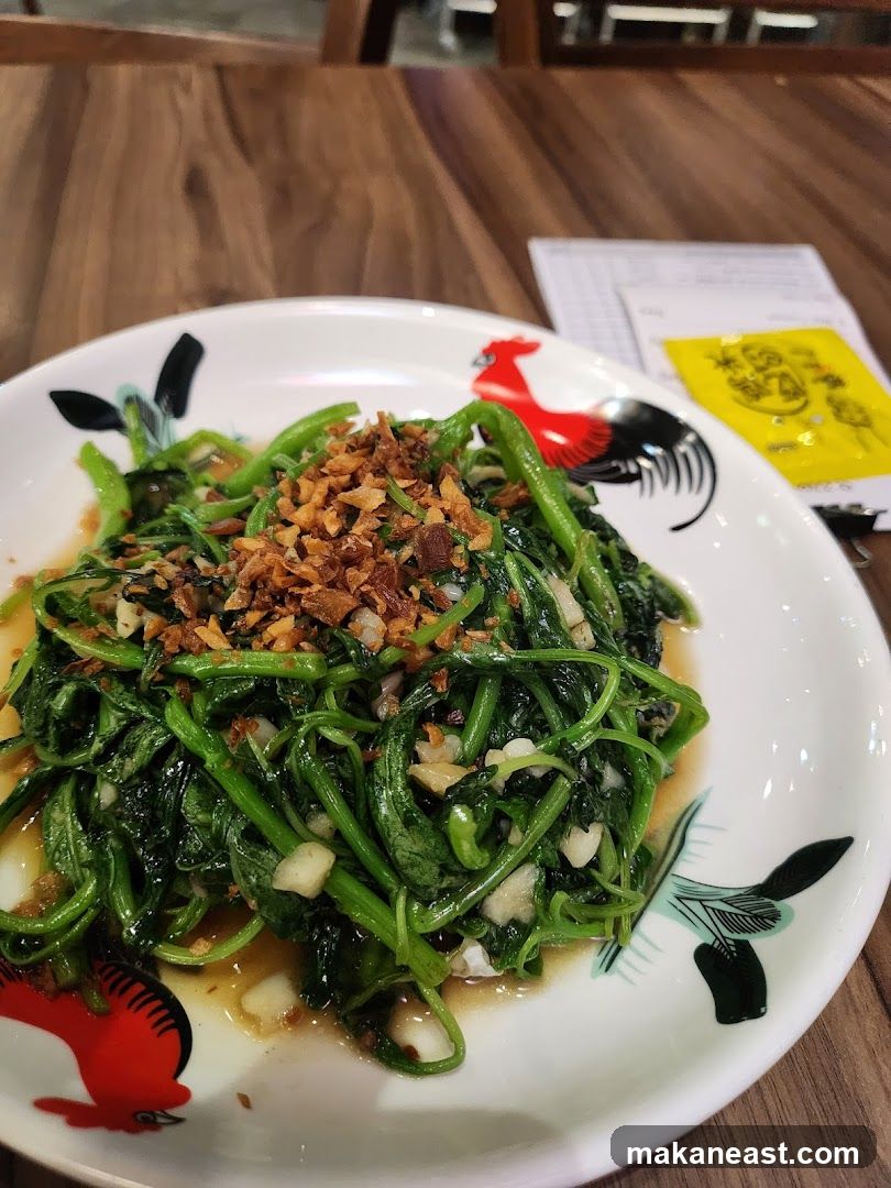 Stir-fried vegetables with garlic and fried shallots