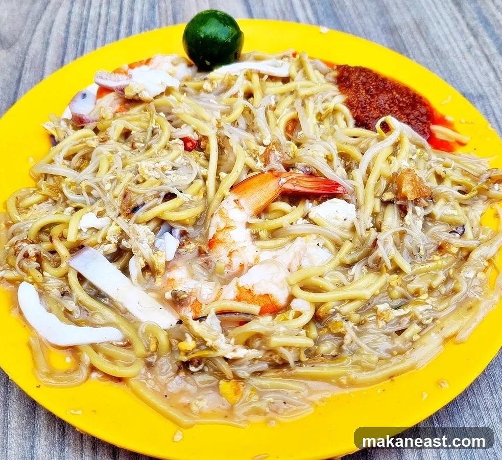 Stir-fried Noodles with Shrimp and Squid