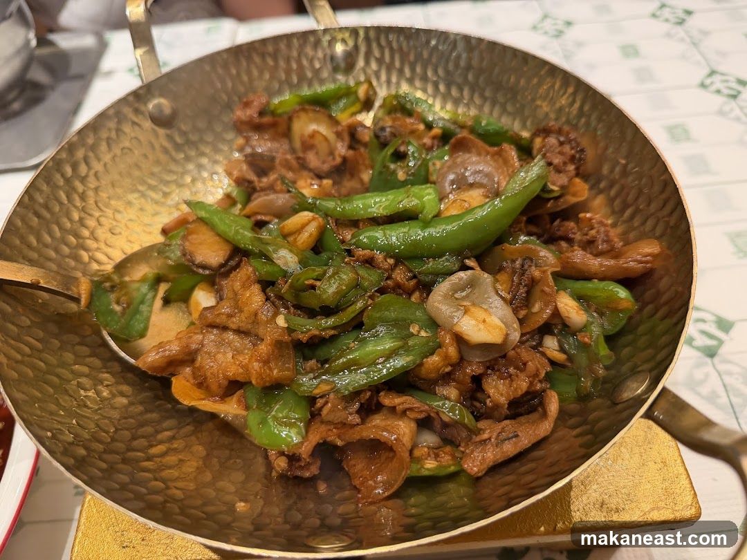 Stir-fried dish with meat and peppers