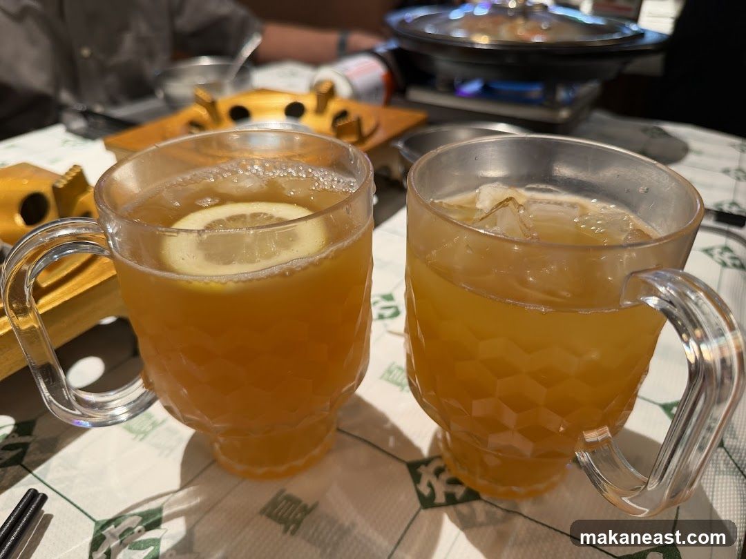 Two glasses of iced tea with lemon