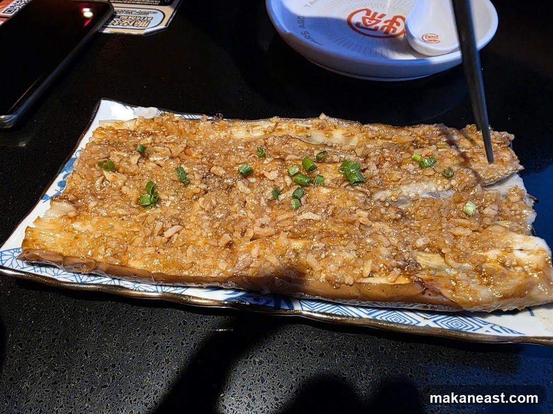 Eel dish with garlic and scallions