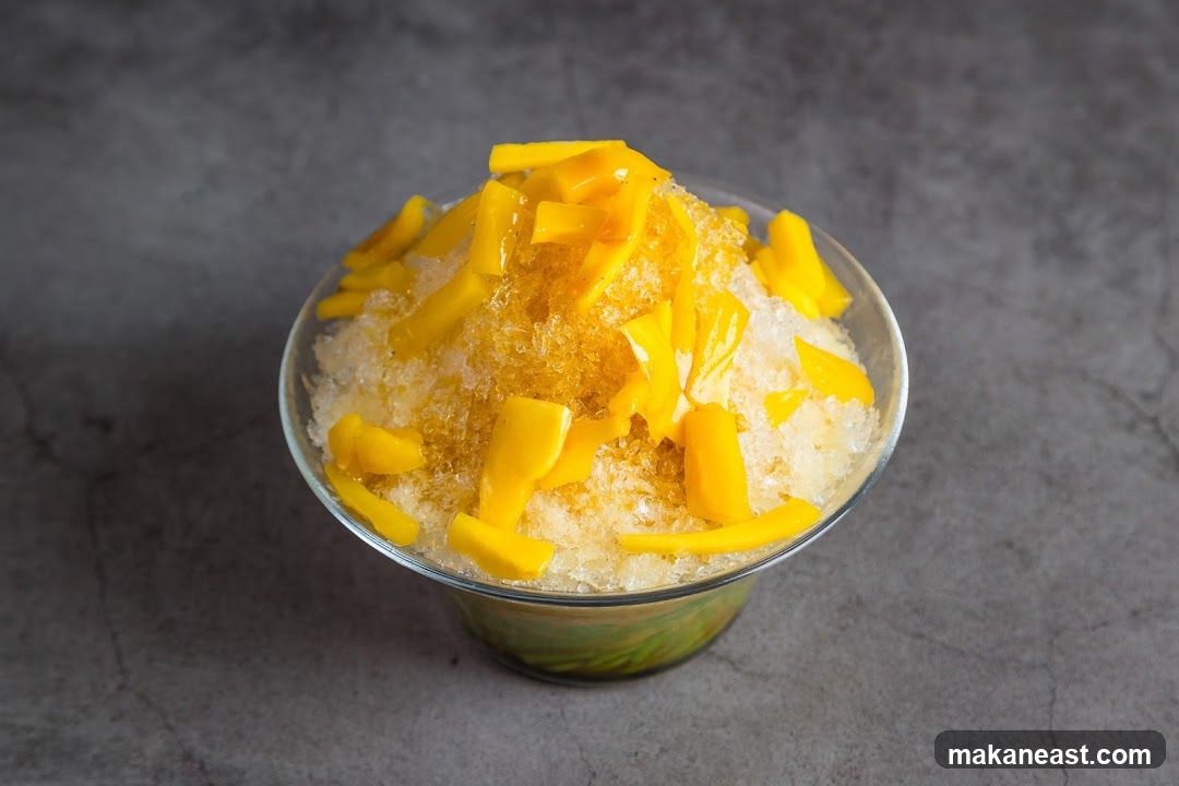 Dessert with shaved ice and fruit