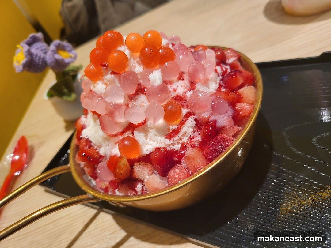 Strawberry shaved ice with boba
