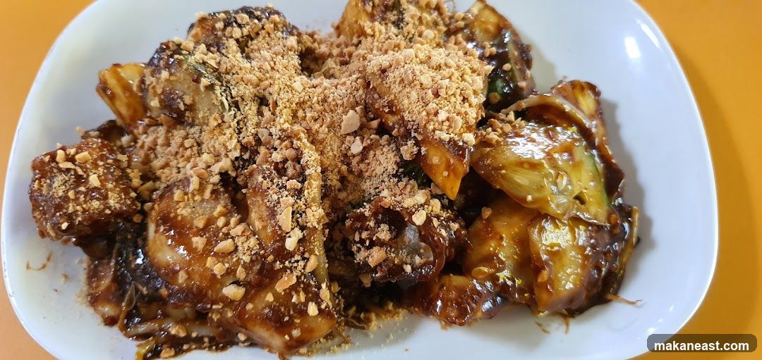 Rojak dish with crushed peanuts