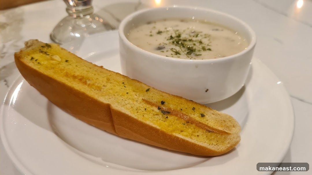 Mushroom soup with garlic bread