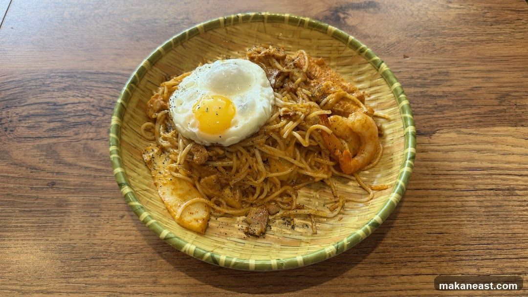 Spaghetti with Fried Egg and Shrimp