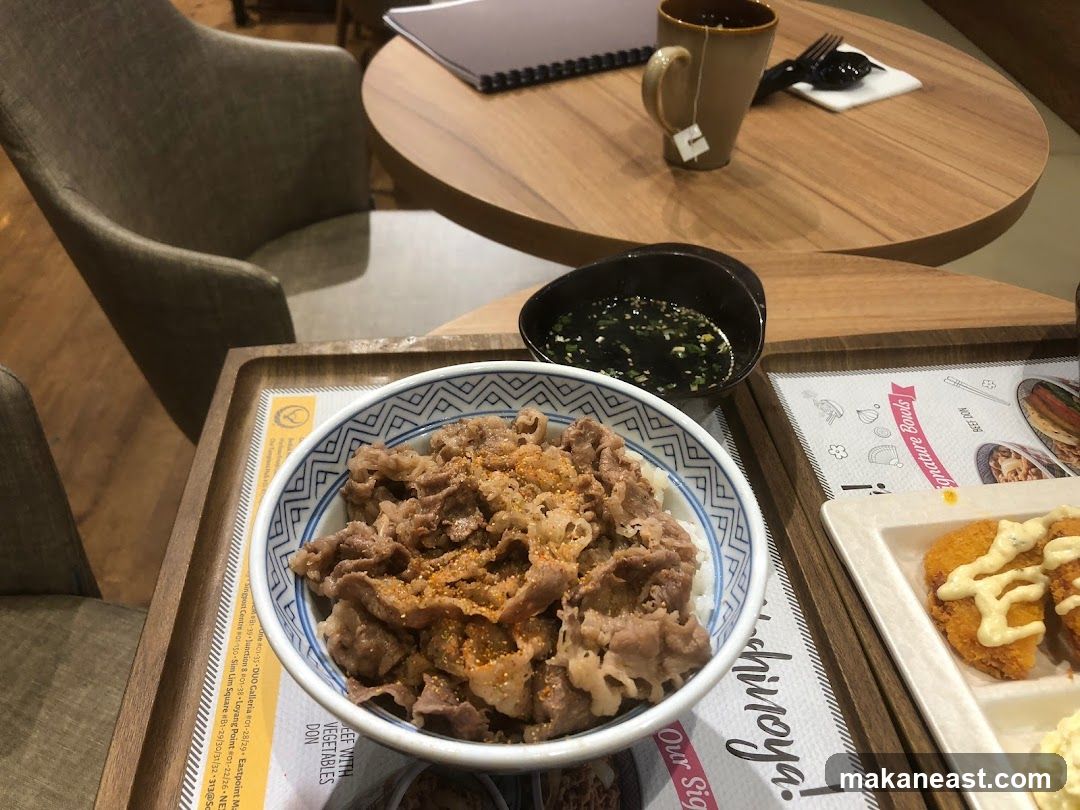 Beef bowl with side dishes