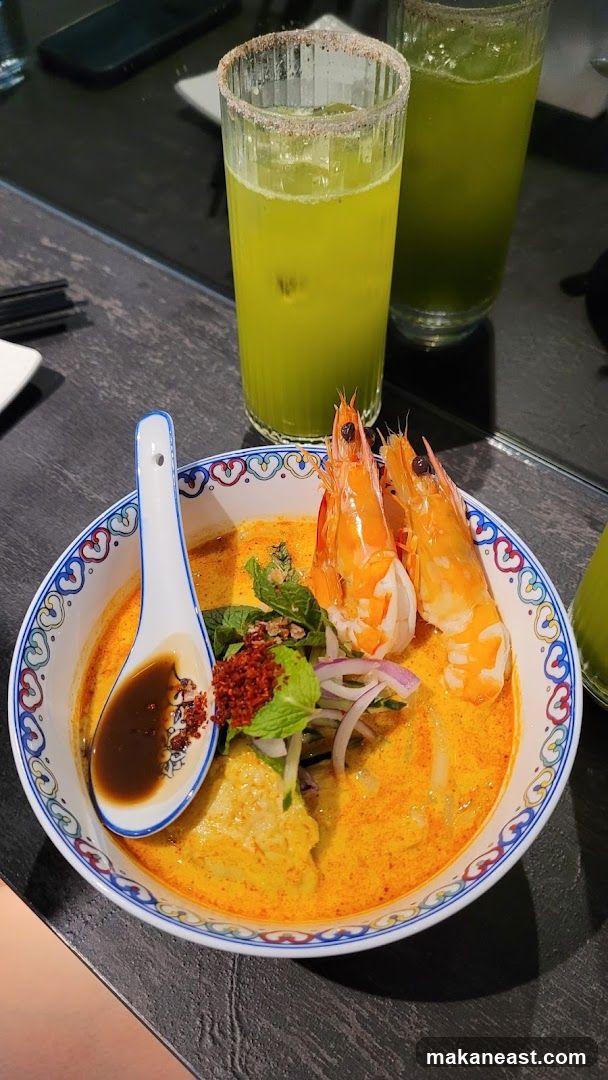 Laksa with Shrimp and Green Drinks