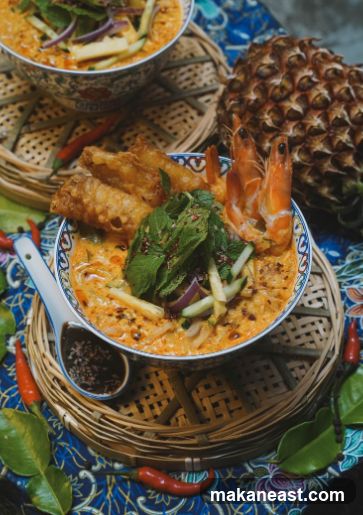 Laksa with Prawns and Fried Items
