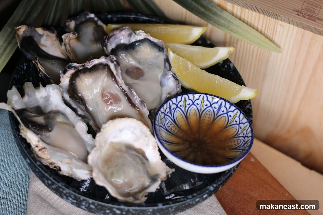 Oysters with Lemon and Dipping Sauce