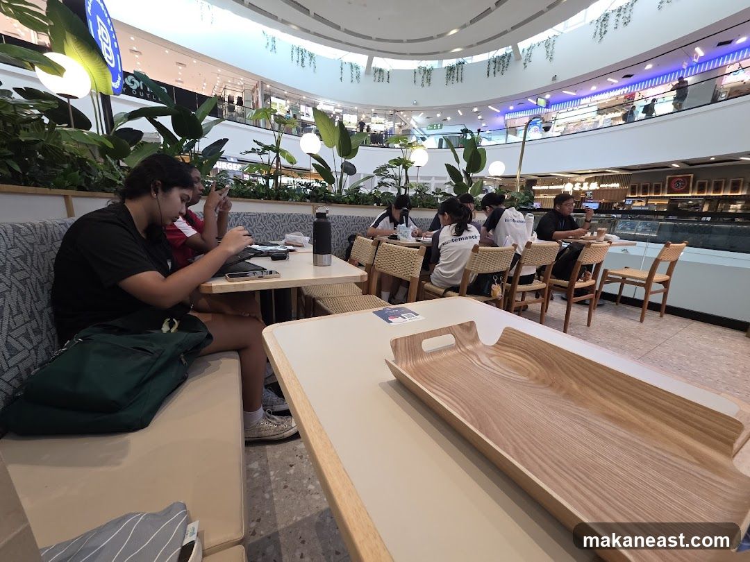 Diners at a cafe
