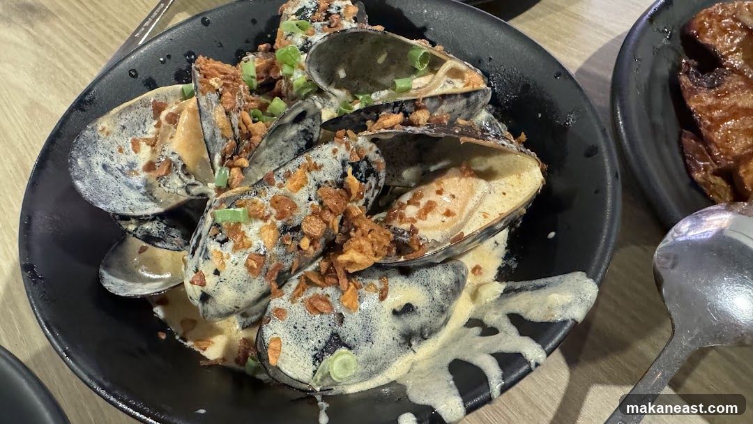 Creamy Mussels with Crispy Toppings