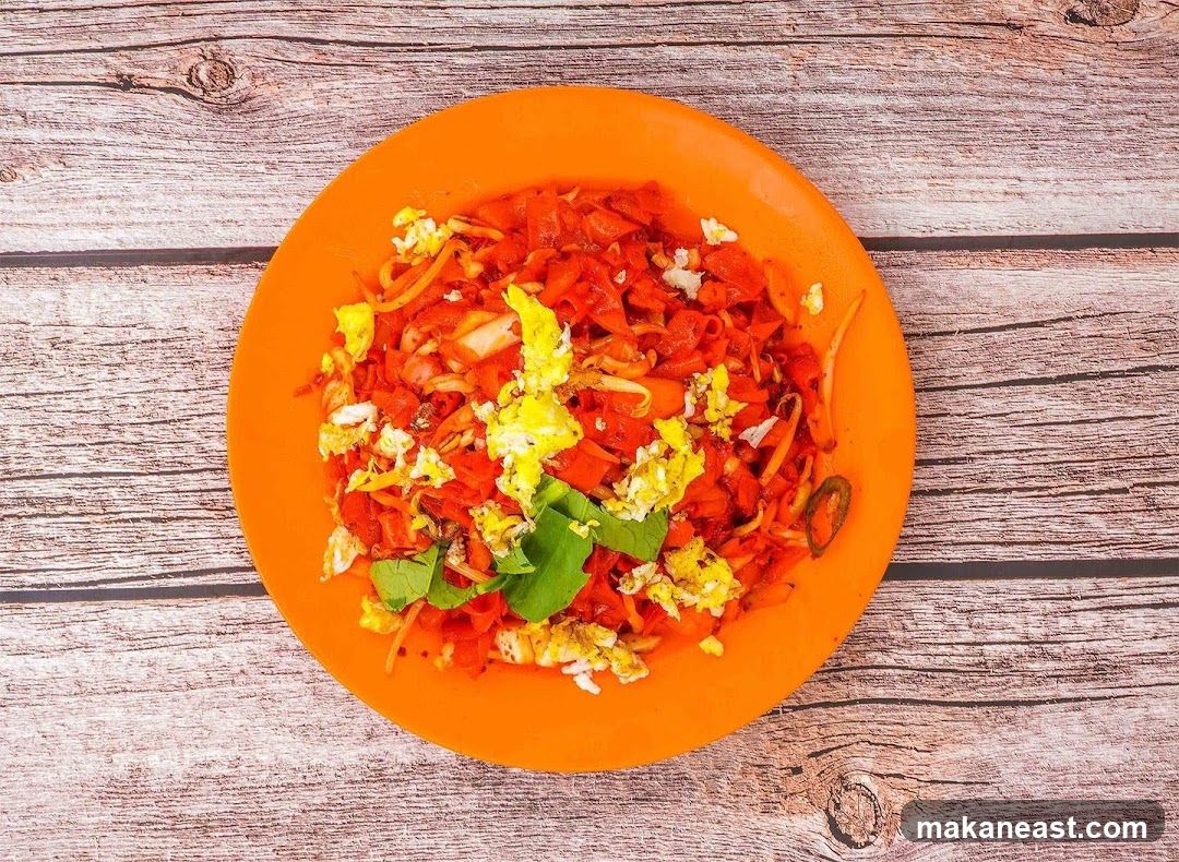 Stir-fried noodles with egg and greens
