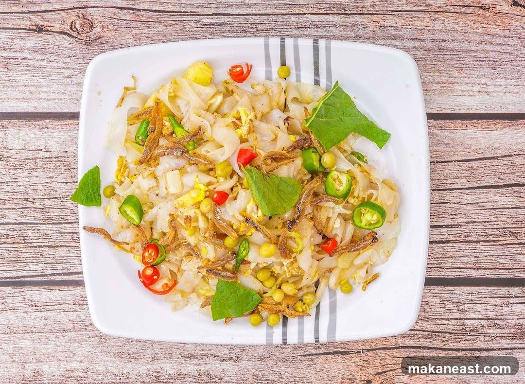 Stir-fried noodles with anchovies and chili