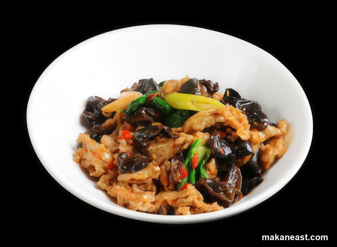 Stir-fried dish with mushrooms and vegetables