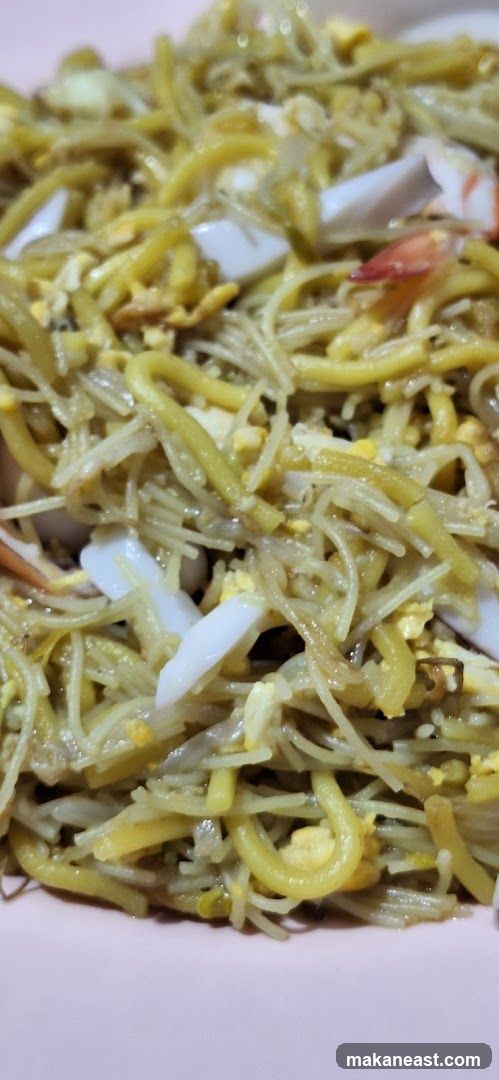Noodles with Seafood and Egg