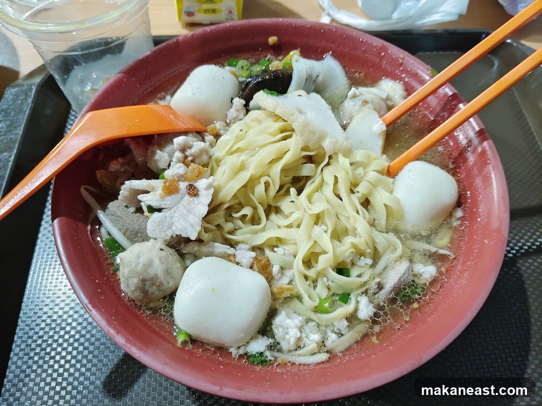 Noodle Soup with Fish Balls and Sliced Pork
