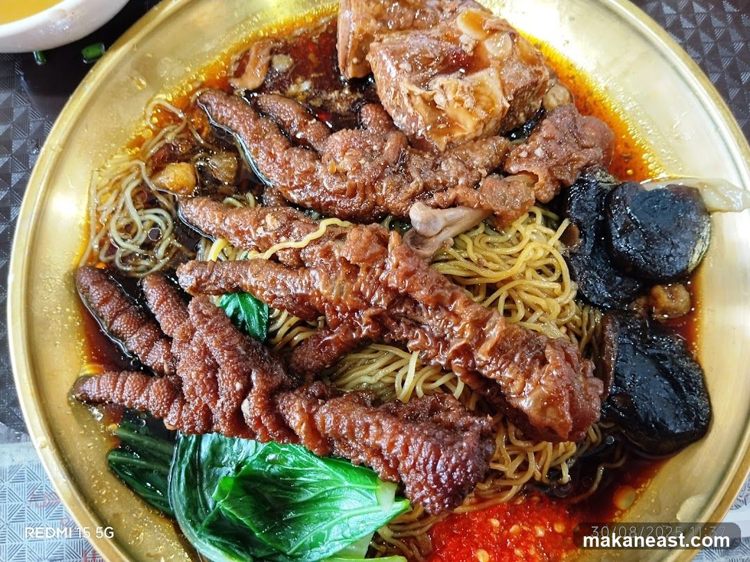 Braised Chicken Feet Noodles