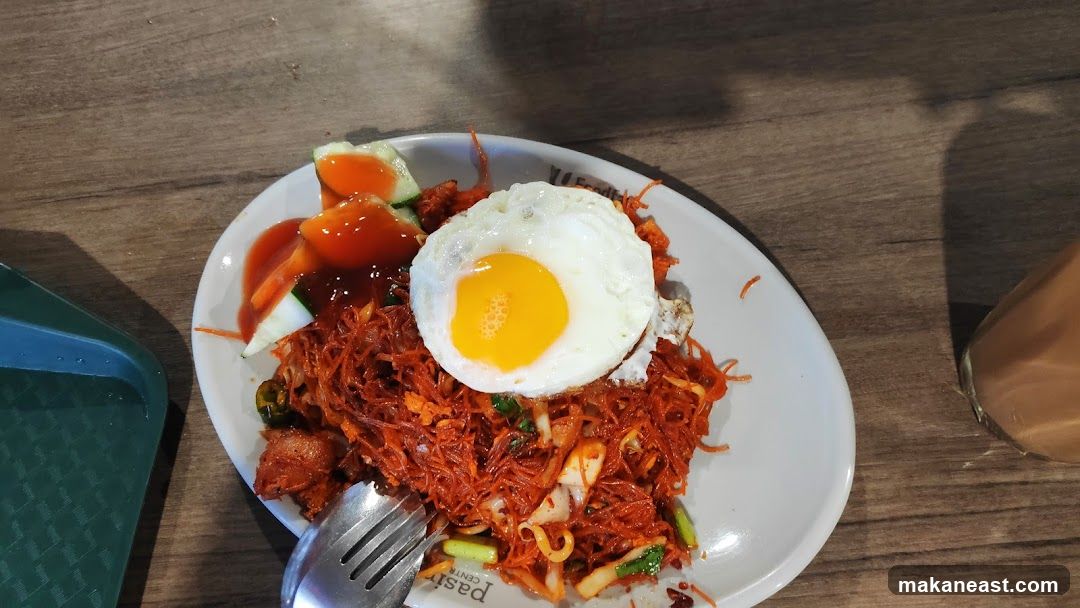 Fried Noodles with Fried Egg