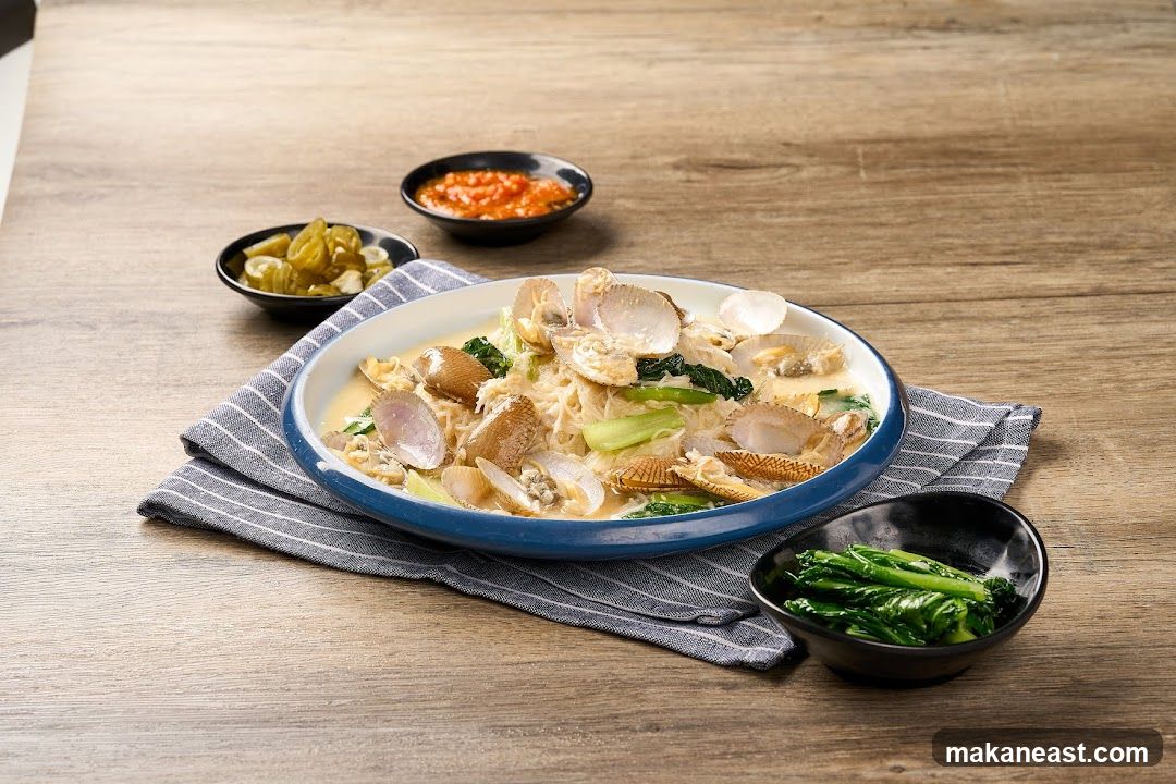 Seafood Noodles with Side Dishes