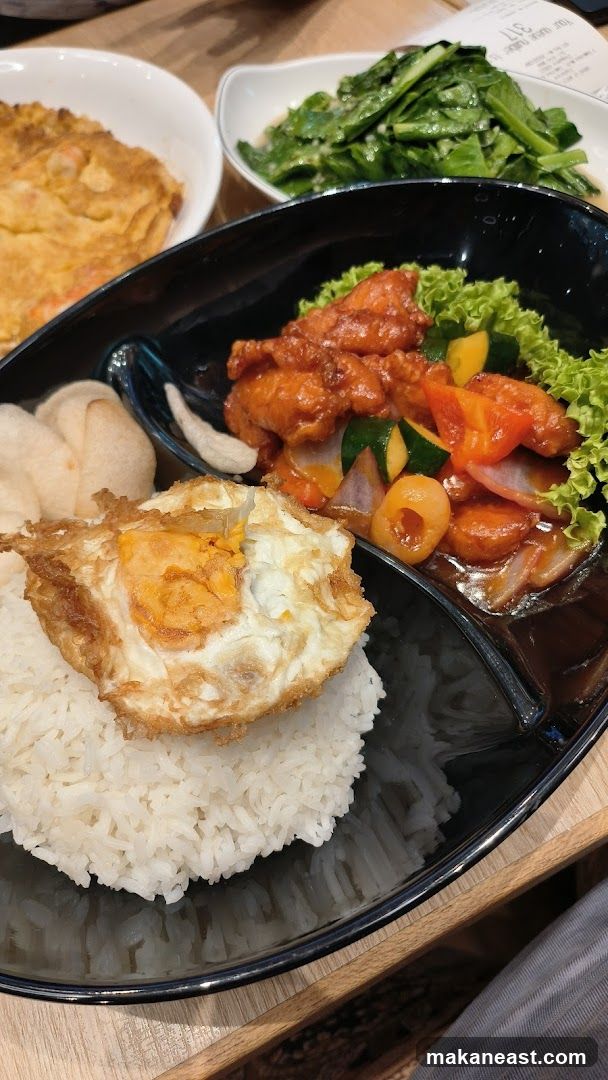 Rice dish with fried egg and stir-fried meat