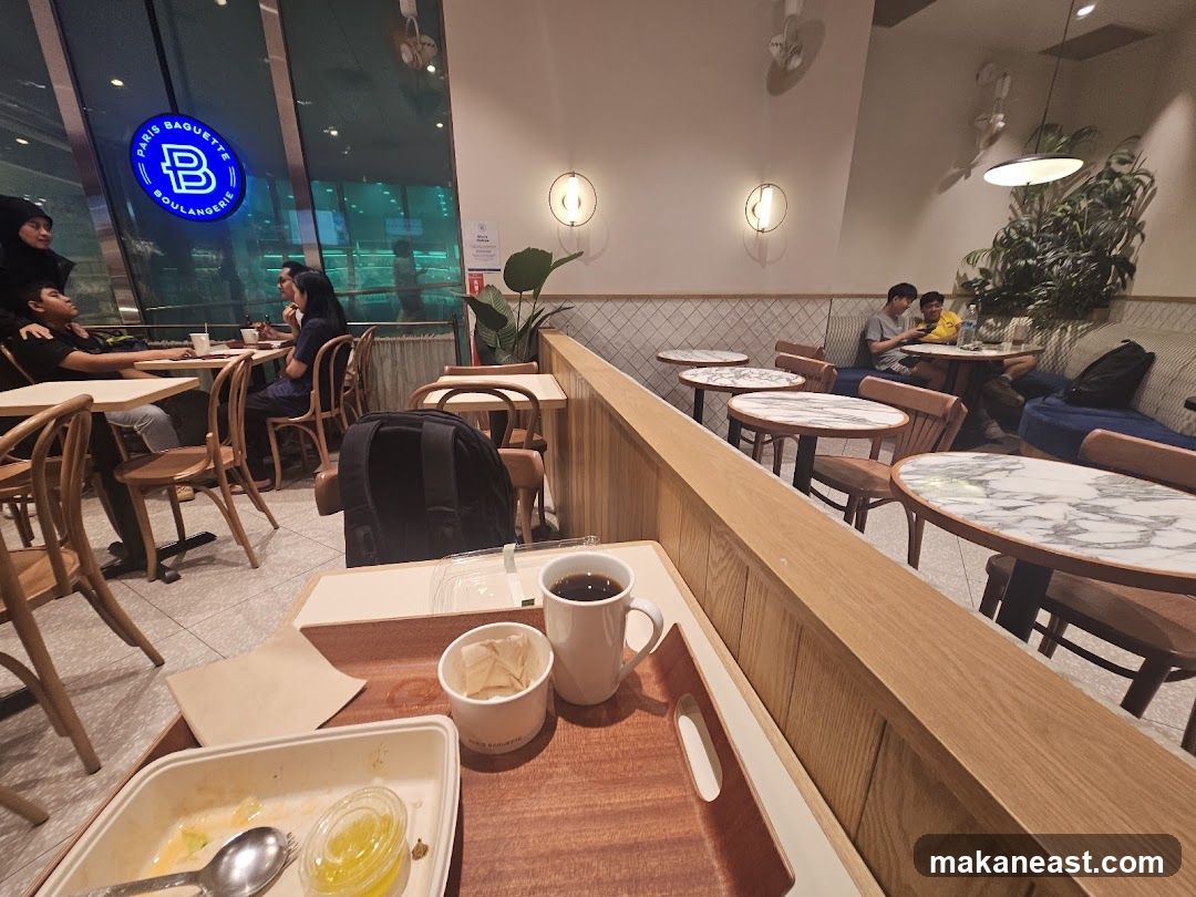 Paris Baguette Interior