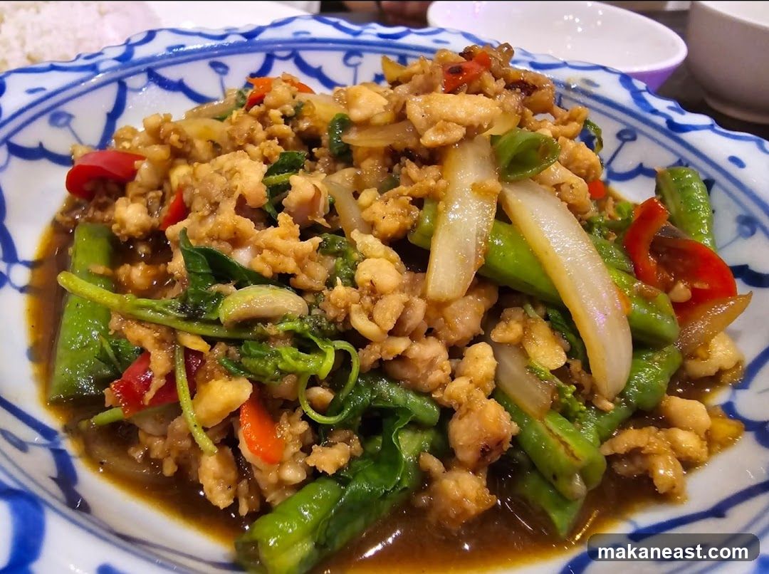 Stir-fried dish with vegetables and minced meat