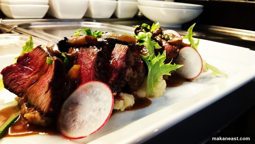 Sliced steak with mushrooms and mashed potatoes