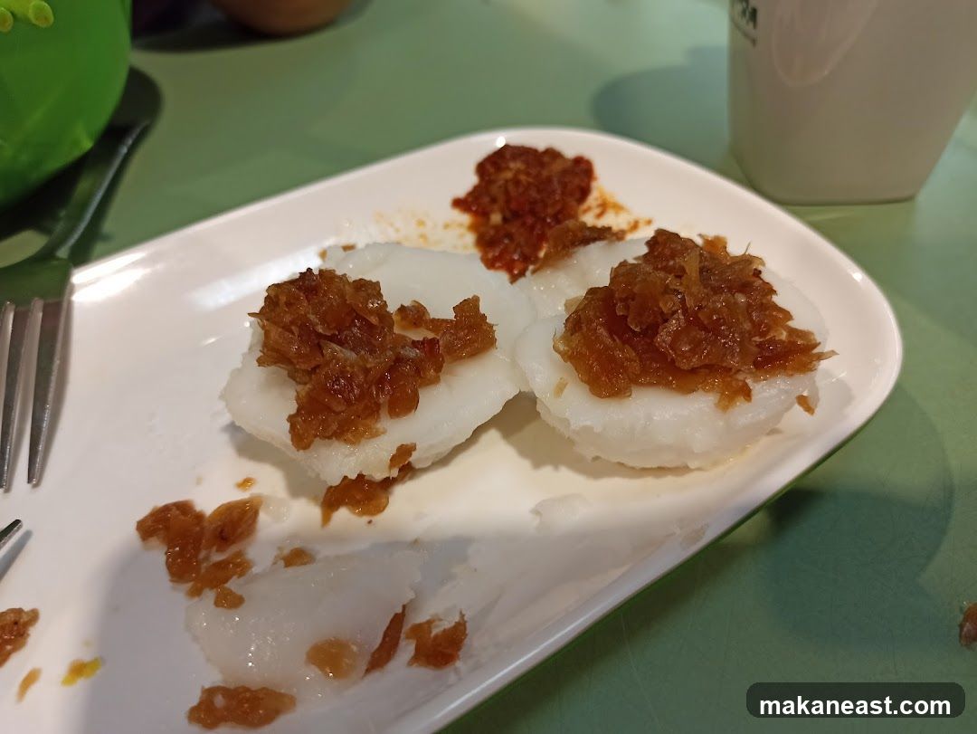 Steamed Rice Cakes with Toppings